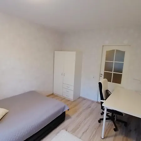 Charming Bedroom With Shared Bathroom Проживание в семье *