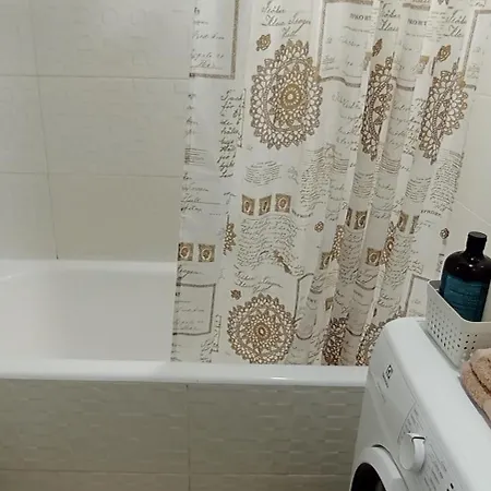 منزل للإقامة Charming Bedroom With Shared Bathroom