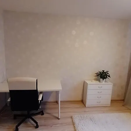 Charming Bedroom With Shared Bathroom منزل للإقامة *